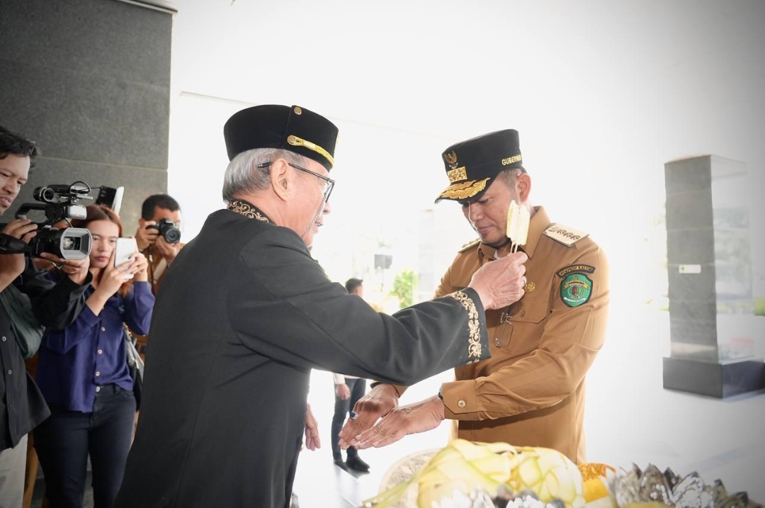 Hari Pertama Masuk Kerja, Gubernur Kaltim Rudy Masud Ikuti Prosesi Tepung Tawar