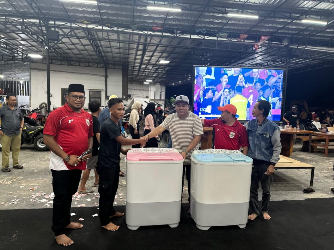Bentuk Rasa Syukur & Silaturahim dengan Warga, Budianto Bulang Gelar Nobar Timnas Versus China